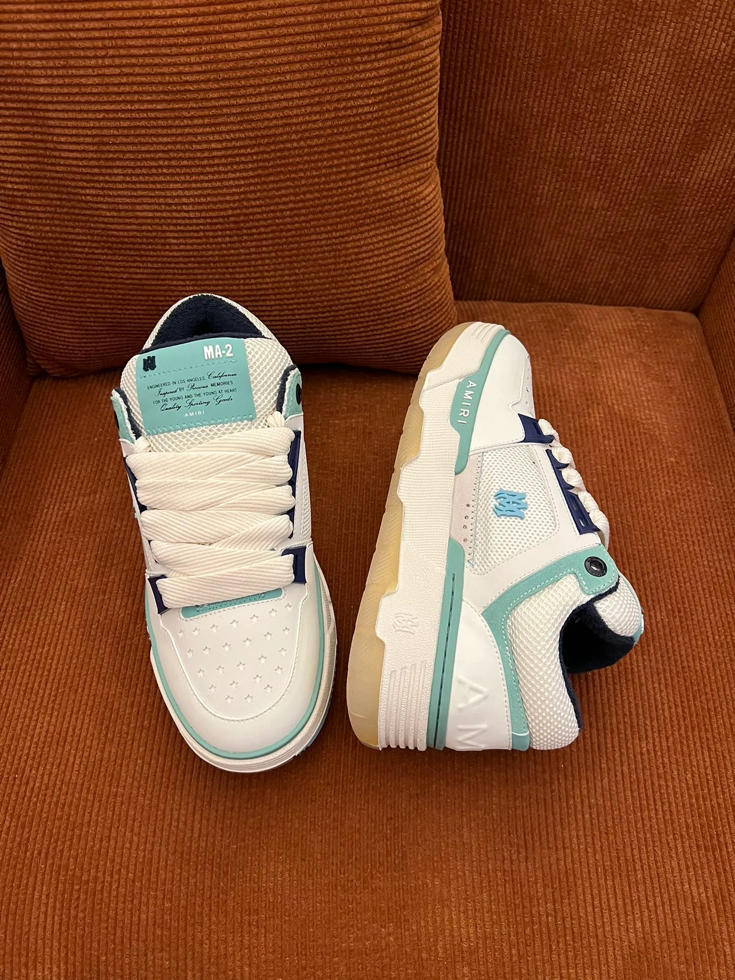 p620💰Men's shoes Amiri Emile's 2023 spring and summer new MA-1 bread shoes, couple models, casual sports shoes, sneakers Amiri gave up the rock punk style in the new season and used a large number of unsaturated colors, Morandi tones, whether you see or wear them, it will make people very happy. The large tongue of the bread shoes continues, shortens the length of the shoe body, thickens the midsole, and the toe part is more rounded. Amiri's brand letters and MA logo appear on the side of the shoe. Fabric: Original customized imported first-layer cowhide + mesh. Lining: Original customized breathable towel lining. Outsole. Foam combination material. Bottom thickness: 4CM. Size: Men's 39-45